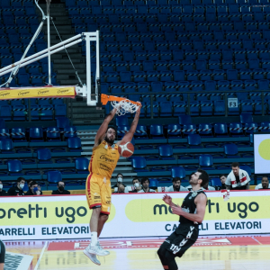 ★ [MORETTI UGO] [LED Fronte Tv] [Carpegna Prosciutto Basket Pesaro - Virtus Segafredo Bologna] 