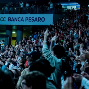 ★ [Banca di Pesaro - BCC] [Banner Fisso Tribuna 1° Anello] [Carpegna Prosciutto Pesaro - EA7 Emporio Armani Milano] 